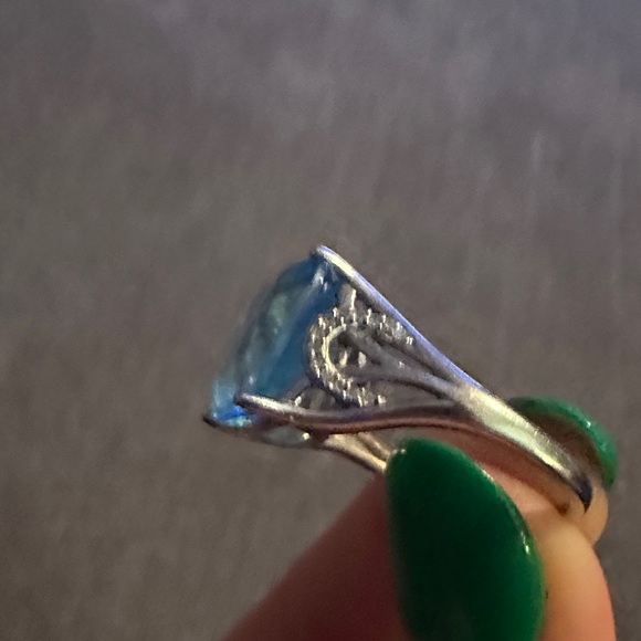 Cushion 3 karat Swiss Blue Topaz, 10K White Gold Ring. - Picture 4 of 8